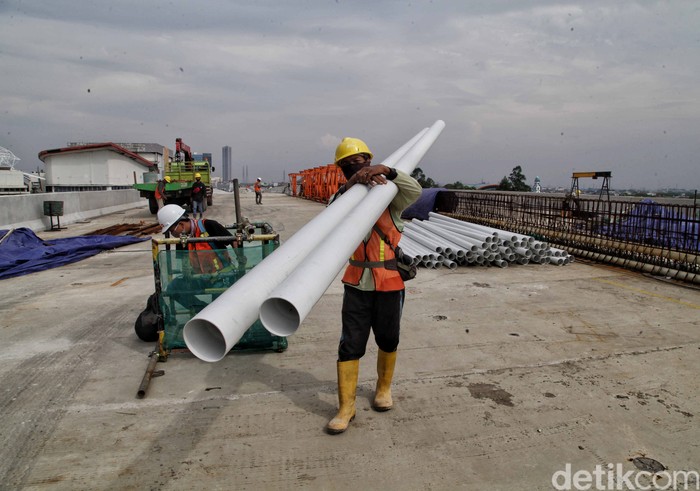 Sejumlah pekerja mengerjakan proyek tol dalam kota seksi A Kelapa Gading-Pulogebang di kawasan Kelapa Gading, Jakarta Utara, Kamis (15/10).