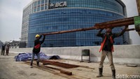 Lalu, ada juga masalah pembebasan lahan yang tak kunjung terselesaikan. Menurutnya yang membuat lamban proses pembebasan lahan di ruas tol ini adalah karena banyaknya bangunan dan utilitas penting lainnya yang berada di sepanjang koridor tersebut.   