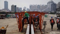 Di antaranya terdiri dari pembebasan lahan tambahan, relokasi Saluran Udara Tegangan Tinggi (SUTT - 150 kV), dan utilitas-utilitas lainnya, seperti Pipa gas, Pipa air bersih, Saluran Kabel Tegangan Menengah, dan Saluran Distribusi/Jaringan Tegangan Rendah. Beberapa utilitas dimaksud berada pada lahan yang belum bebas itu.   