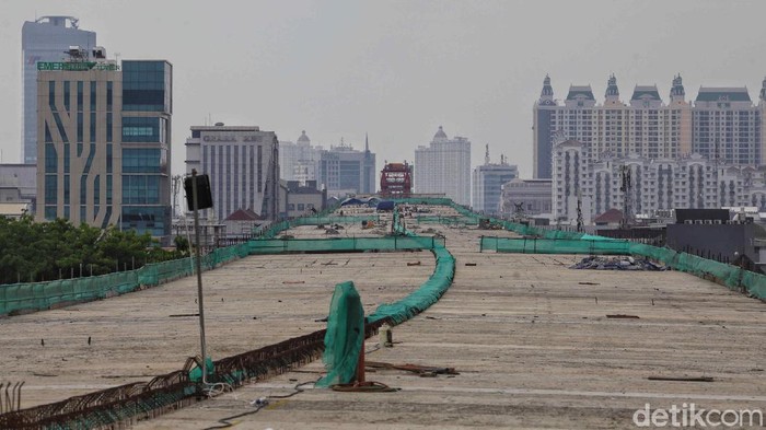 Sejumlah pekerja mengerjakan proyek tol dalam kota seksi A Kelapa Gading-Pulogebang di kawasan Kelapa Gading, Jakarta Utara, Kamis (15/10).