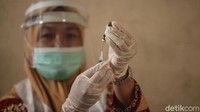 Petugas medis menyiapkan jarum suntik yang akan digunakan untuk proses penyuntikan vaksin.