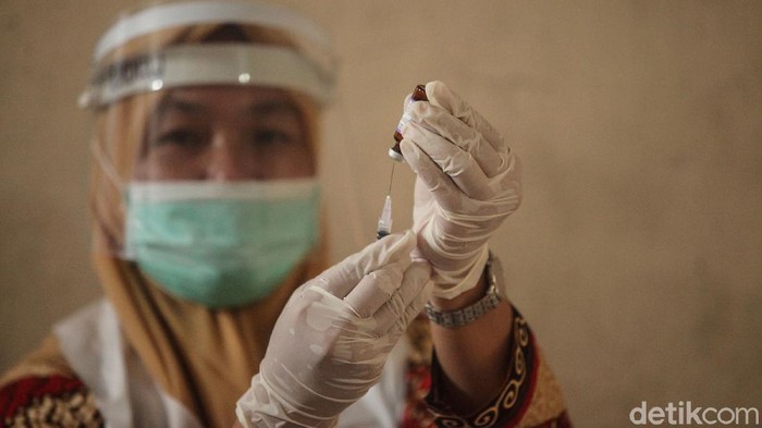 Ragam Ekspresi Anak-anak Saat Disuntik Vaksin Campak dan Rubella Sejumlah siswa SD di Tangerang disuntik vaksin untuk cegah penyakit campak dan rubella. Tak sedikit anak-anak yang teriak hingga menangis saat akan disuntik.