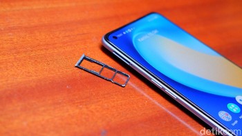 Tersedia slot dual SIM Card dan microSD. Foto: Adi Fida Rahman/detikINET