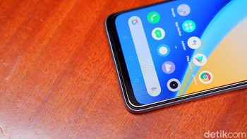 Ada bezel sedikit tebal di bagian bawah layar. Foto: Adi Fida Rahman/detikINET