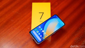 Realme 7 Pro dibekali dengan baterai 4.500 mAh yang didukung pengisian cepat SuperDart 65W. Foto: Adi Fida Rahman/detikINET