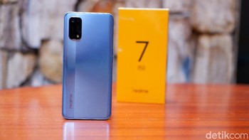 Realme 7 Pro hadir dalam tiga pilihan warna yaitu Mirror Silver dan Mirror Blue serta edisi spesial Horizon Orange yang menggunakan lapisan kulit vegan di bagian belakangnya. Foto: Adi Fida Rahman/detikINET