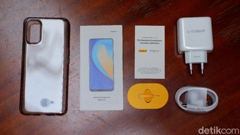 Ini aksesori yang disertakan dalam paket pejualannya. Tenang masih ada kok charger, bahkan mendukung 65W. Foto: Adi Fida Rahman/detikINET