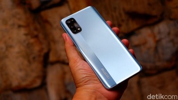 Realme 7 Pro menghadirkan desain kaca yang cemerlang. Foto: Adi Fida Rahman/detikINET