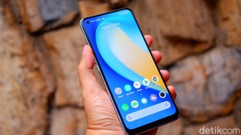 Realme 7 Pro menggunakan panel Super AMOLED berukuran 6,4 inch dengan resolusi 1.080 x 2.400 pixel. Layar Realme 7 Pro menggunakan desain punch hole yang dilindungi dengan Corning Gorilla Glass 3+ dan memiliki fitur Always-on display. Foto: Adi Fida Rahman/detikINET