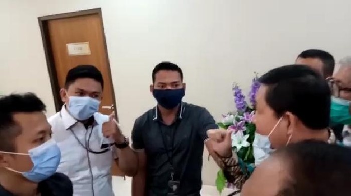 Rombongan KAMI tak bisa masuk gedung Bareskrim dan sempat terlibat adu mulut dengan polisi.