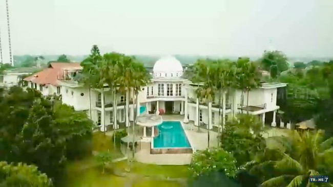 Bak istana, rumah ini diatapi sebuah kubah yang cukup besar. (Foto: YouTube/Trans 7 Official)