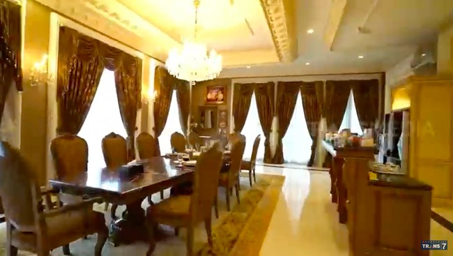 Di ruang makan, tedapat meja yang cukup besar untuk menjamu banyak orang. (Foto: YouTube/Trans 7 Official)