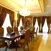 Di ruang makan, tedapat meja yang cukup besar untuk menjamu banyak orang. (Foto: YouTube/Trans 7 Official)