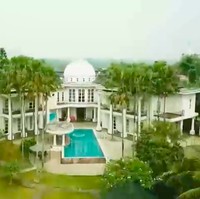 Bak istana, rumah ini diatapi sebuah kubah yang cukup besar. (Foto: YouTube/Trans 7 Official)
