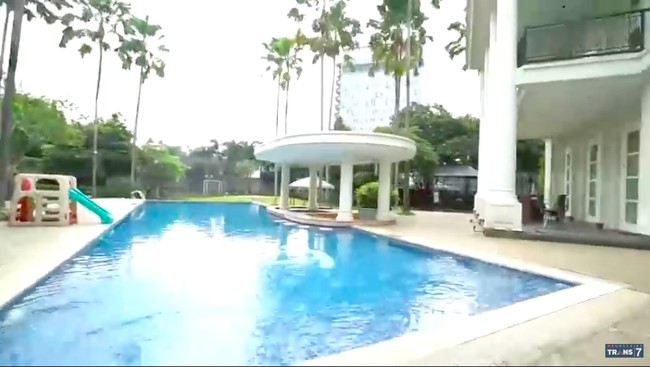 Area kolam renang di rumah Monica yang sangat lapang, lengkap dengan sebuah gazebo untuk bersantai. (Foto: YouTube/Trans 7 Official)