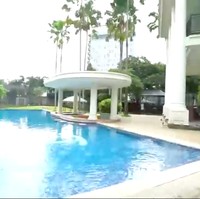 Area kolam renang di rumah Monica yang sangat lapang, lengkap dengan sebuah gazebo untuk bersantai. (Foto: YouTube/Trans 7 Official)