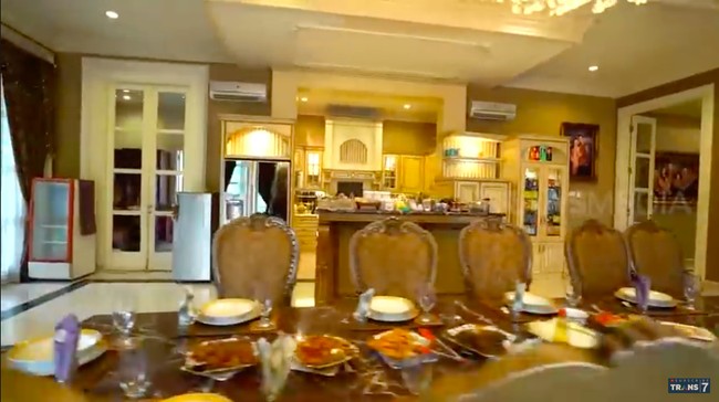 Area dapur yang cukup luas dengan interior bergaya klasik. (Foto: YouTube/Trans 7 Official)