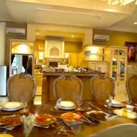 Area dapur yang cukup luas dengan interior bergaya klasik. (Foto: YouTube/Trans 7 Official)