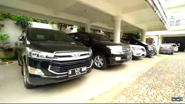 Garasi rumah Monica Soraya yang bisa menampung banyak mobil. (Foto: YouTube/Trans 7 Official)