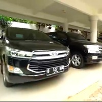 Garasi rumah Monica Soraya yang bisa menampung banyak mobil. (Foto: YouTube/Trans 7 Official)