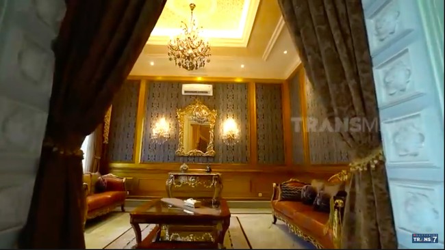 Salah satu sudut rumah yang kental dengan interior bergaya klasik bak istana. (Foto: YouTube/Trans 7 Official)