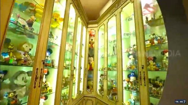 Sebagai penggemar Disney, Monica mendedikasikan sebuah ruangan khusus untuk menyimpan semua koleksi boneka dan karakter dari kartun tersebut. (Foto: YouTube/Trans 7 Official)