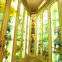 Sebagai penggemar Disney, Monica mendedikasikan sebuah ruangan khusus untuk menyimpan semua koleksi boneka dan karakter dari kartun tersebut. (Foto: YouTube/Trans 7 Official)