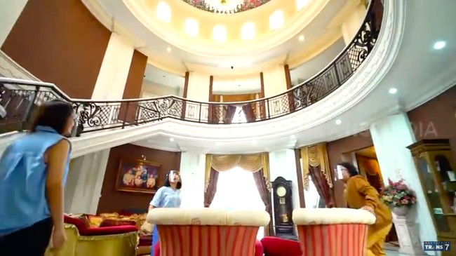 Ruang keluarga yang suasananya seperti di sebuah lobi hotel bintang lima. (Foto: YouTube/Trans 7 Official)