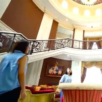 Ruang keluarga yang suasananya seperti di sebuah lobi hotel bintang lima. (Foto: YouTube/Trans 7 Official)
