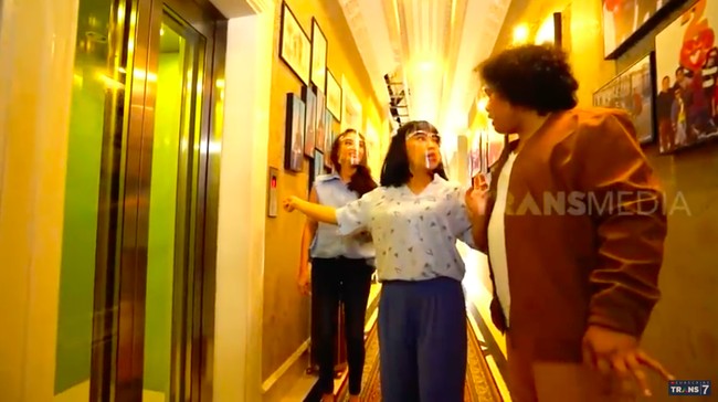 Ada liftnya juga loh di dalam rumah. Mewah! (Foto: YouTube/Trans 7 Official)