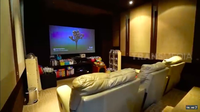 Tidak ketinggalan sebuah bioskop pribadi untuk menikmati serial dan film favorit. (Foto: YouTube/Trans 7 Official)