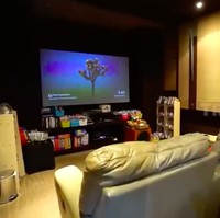 Tidak ketinggalan sebuah bioskop pribadi untuk menikmati serial dan film favorit. (Foto: YouTube/Trans 7 Official)