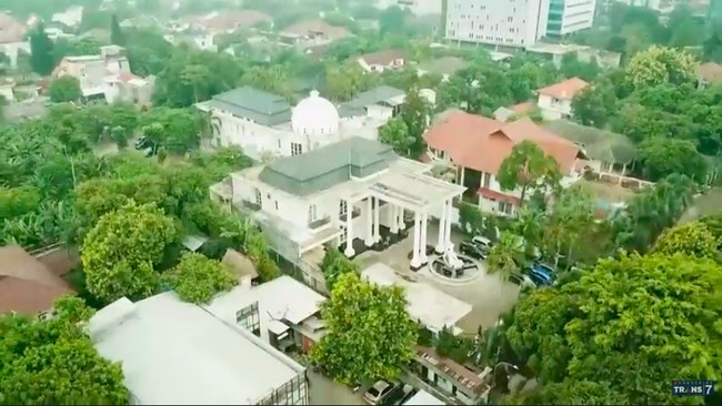 Inilah rumah Monica Soraya yang berada di Cilandak, Jakarta. Ia sempat viral karena merawat bayi-bayi terlantar. Muncul di program Sobat Misqueen Trans 7, rumah ini disebut-sebut berdiri di atas lahan seluas 4.500 meter perseegi. (Foto: YouTube/Trans 7 Official)
