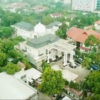 Inilah rumah Monica Soraya yang berada di Cilandak, Jakarta. Ia sempat viral karena merawat bayi-bayi terlantar. Muncul di program Sobat Misqueen Trans 7, rumah ini disebut-sebut berdiri di atas lahan seluas 4.500 meter perseegi. (Foto: YouTube/Trans 7 Official)