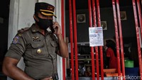 Satpol PP juga melakukan operasi tertib masker di sejumlah titik.