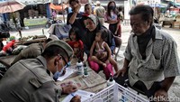 Sejumlah warga terjaring razia.