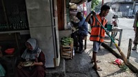 Mereka yang terkena razia dihukum kerja sosial dengan menyapu jalan.