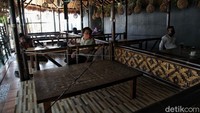 Tampak meja makan ini dibatasi oleh tali agar tidak digunakan.