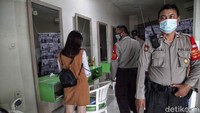 Untuk salon spa saat ini sudah boleh dibuka dengan fasilitasnya dikurangi seperti tidak melakukan sesi pijat atau fasilitas yang berhubungan dengan kontak fisik.