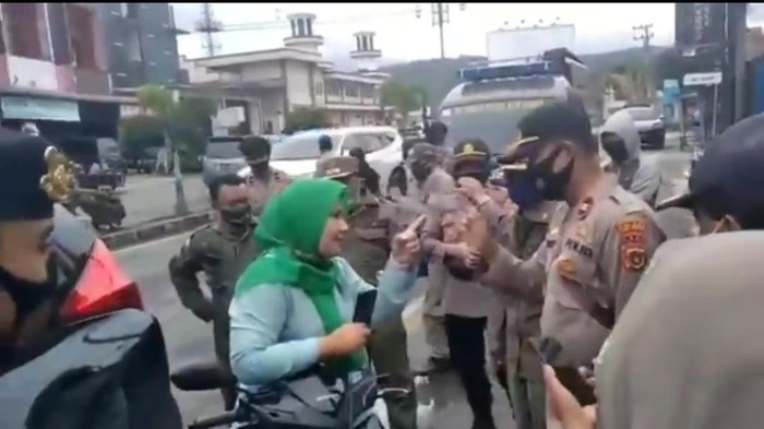 Screenshot video viral ibu-ibu marah kena razia masker (dok. Istimewa)