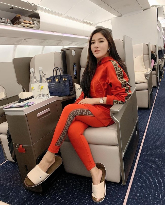 Di tengah pandemi covid-19, Shandy telah menyumbangkan sebesar Rp 2 miliar untuk masyarakat, berupa hand sanitizer, alat pelindung diri masker, dan sembako. Foto: Instagram @shandypurnamasari