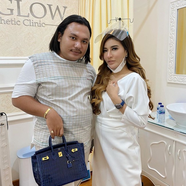 Shandy merupakan pendiri dari perusahaan kecantikan MS Glow Beauty, MS Glow Aesthetic Clinic, dan PT. Kosmetika Global Indonesia. Klinik kecantikan MS Glow telah memiliki cabang di berbagai kota Indonesia seperti Jakarta, Surabaya, Malang, Bandung, Tangerang, Bekasi, dan Bali sejak 2018. Tahun ini klinik MS Glow akan membuka cabang lagi di Medan dan Semarang. Foto: Instagram @shandypurnamasari