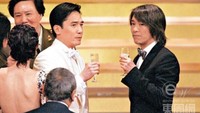 Banyak penggemar film kung fu di Indonesia tak asing dengan sosok Stephen Chow. Begini gaya resminya saat memakai jas dan menikmati champagne. Foto: Instagram stephenchow622/stephenchow_singchi