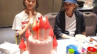 Stephen Chow tengah merayakan ulang tahun salah satu artis yang membintangi filmnya. Momen bahagia ini dilengkapi cake yang menarik. Foto: Instagram stephenchow622/stephenchow_singchi