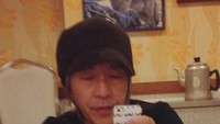 Kalau tadi momen makan Stephen Chow saat muda, yang ini ketika ia sudah berumur. Produser film ternama ini sedang menikmati bubur. Foto: Instagram stephenchow622/stephenchow_singchi