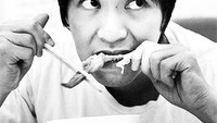 Momen makan Stephen Chow ini diabadikan candid. Ia tengah asyik menggigit tulang. Foto: Instagram stephenchow622/stephenchow_singchi