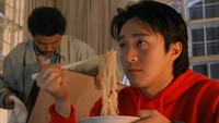 Sepertinya mie jadi salah satu makanan favorit Stephen Chow. Tapi saat hendak makan mie, kok wajahnya terlihat serius banget ya? Foto: Instagram stephenchow622/stephenchow_singchi