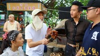 Pria 58 tahun ini juga membintangi TV show seperti The Final Combat dan The Justice of Life. Saat syuting, sering kali ia juga mencicipi makanan enak. Foto: Instagram stephenchow622/stephenchow_singchi