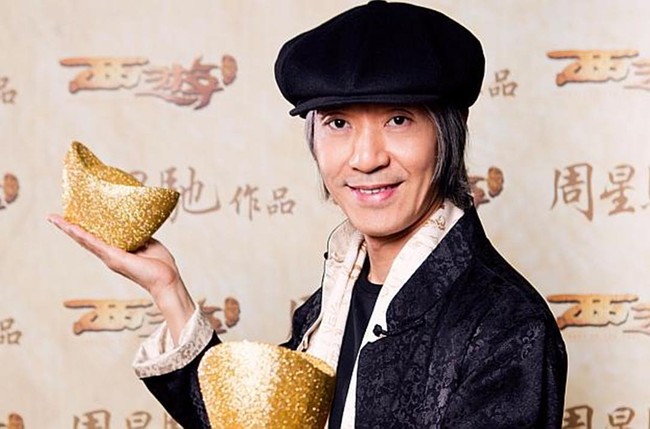 Stephen Chow telah membintangi 62 judul film dan rehat dari akting pada 2008, setelah penampilannya di CJ7. Aktor 58 tahun ini mengaku lebih nyaman duduk di belakang layar sebagai produser. Lama tak muncul di layar kaca, rambutnya kini dipenuhi uban dan ia juga bangkrut hingga terlilit utang. Foto: Instagram stephenchow622/stephenchow_singchi