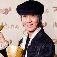 Stephen Chow telah membintangi 62 judul film dan rehat dari akting pada 2008, setelah penampilannya di CJ7. Aktor 58 tahun ini mengaku lebih nyaman duduk di belakang layar sebagai produser. Lama tak muncul di layar kaca, rambutnya kini dipenuhi uban dan ia juga bangkrut hingga terlilit utang. Foto: Instagram stephenchow622/stephenchow_singchi
